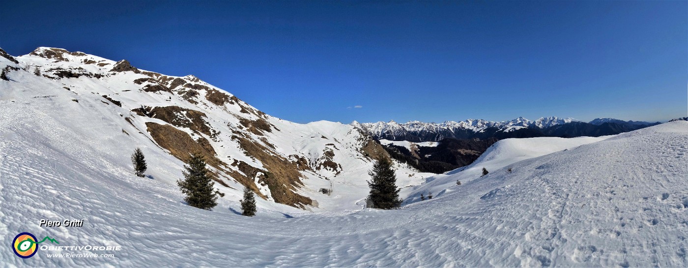 49 Vista panoramica scendendo dal Collino alle Baite della croce....jpg